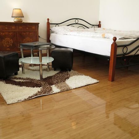 וינה Small Luxury Kapitol Apartment מראה חיצוני תמונה