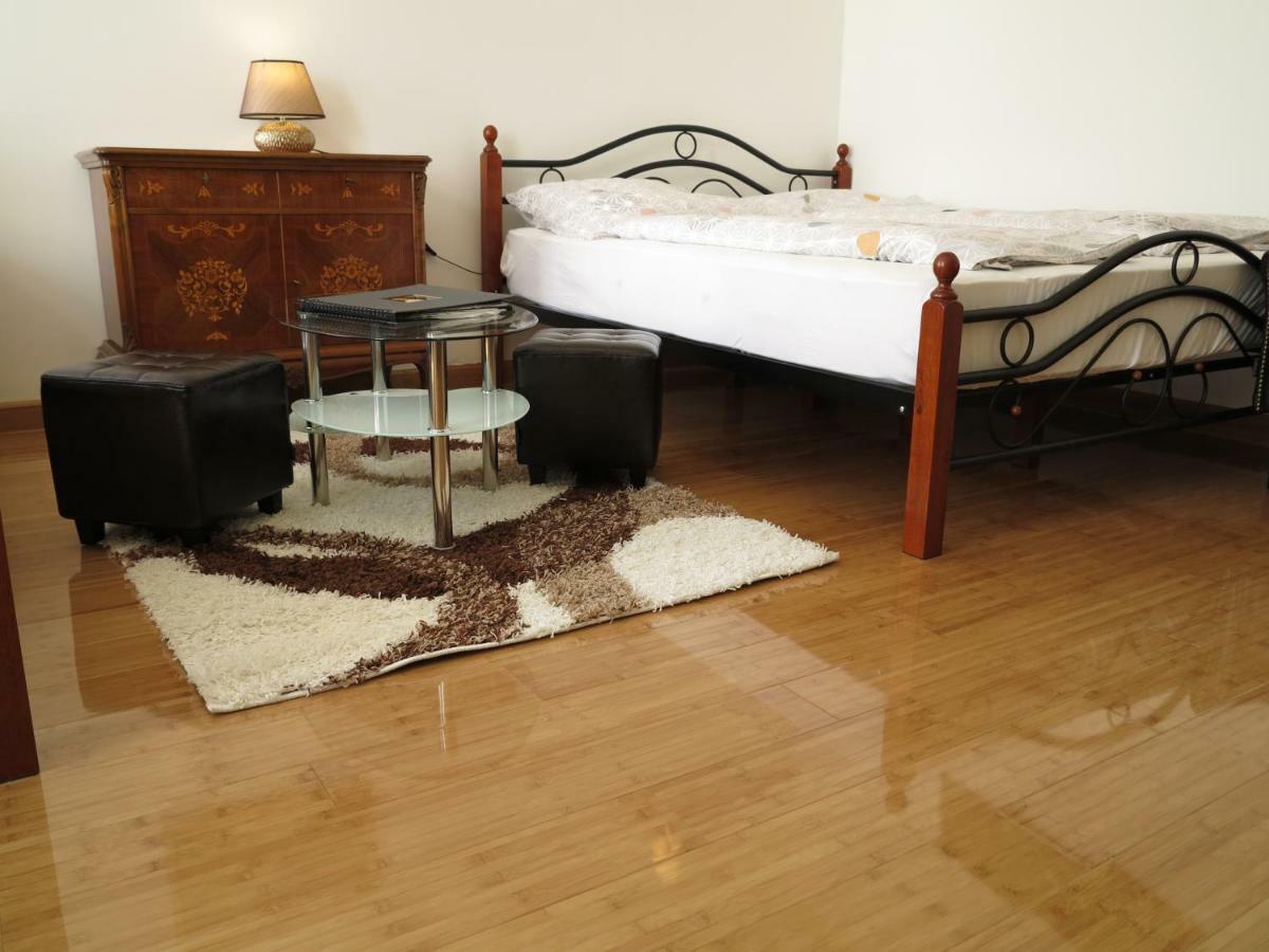 וינה Small Luxury Kapitol Apartment מראה חיצוני תמונה