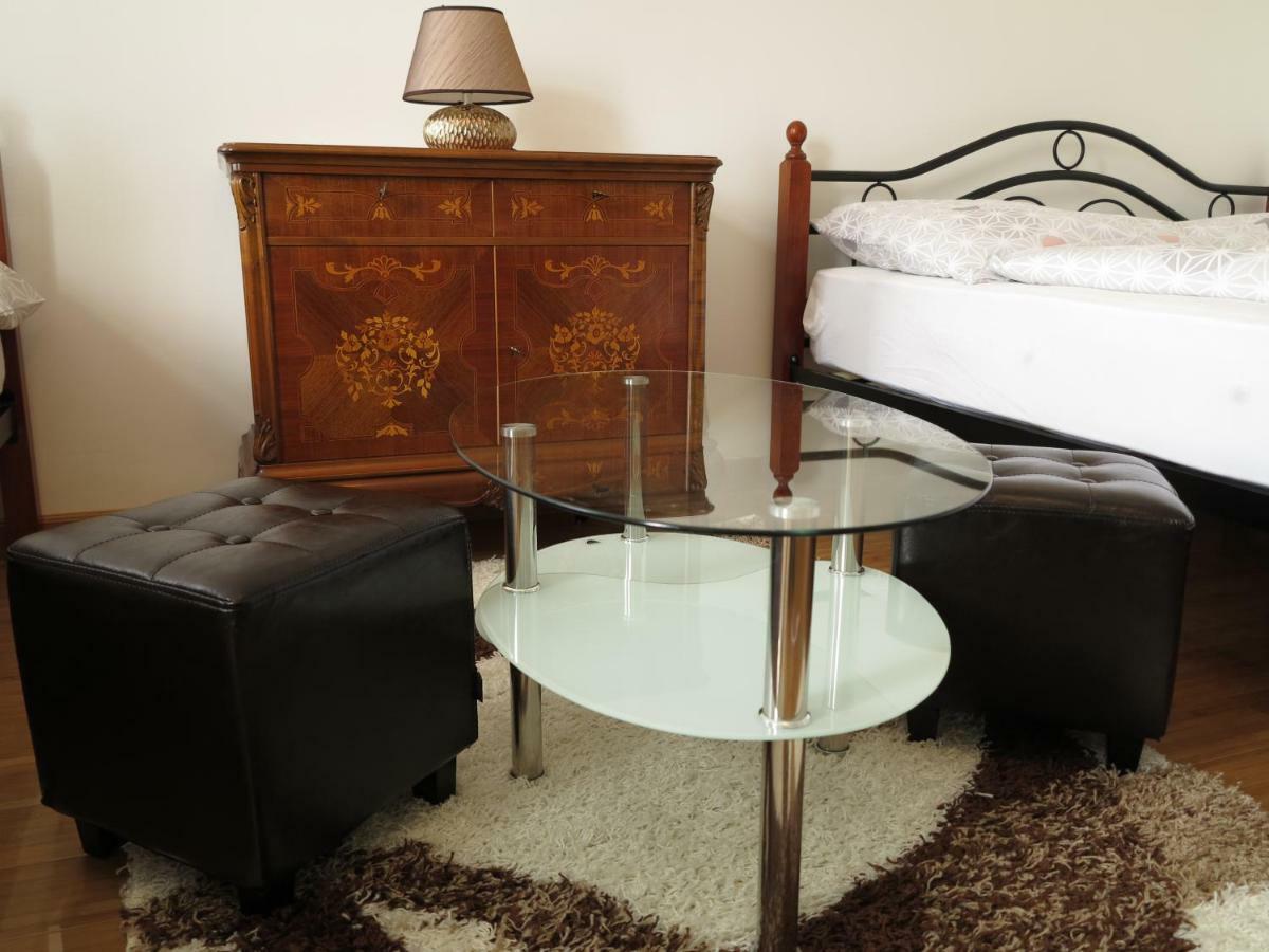 וינה Small Luxury Kapitol Apartment מראה חיצוני תמונה