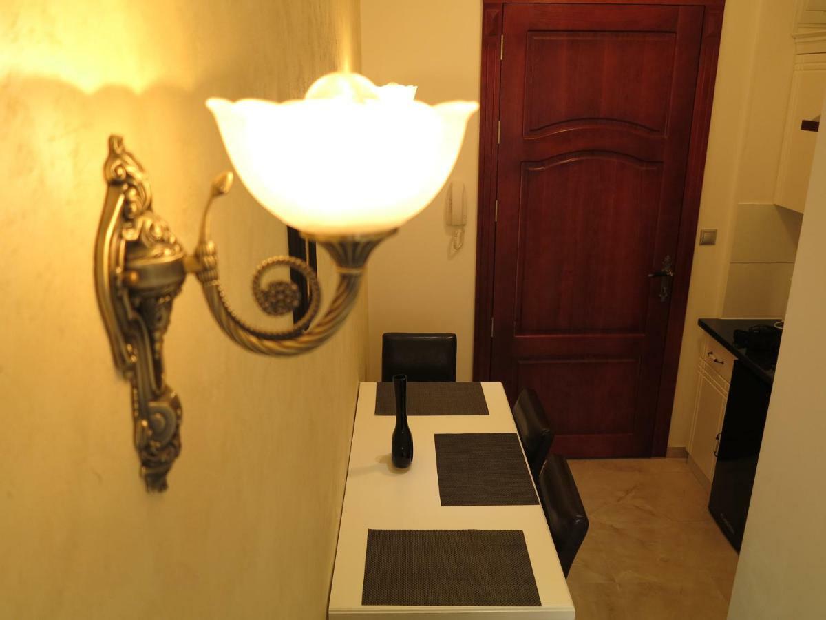 וינה Small Luxury Kapitol Apartment מראה חיצוני תמונה