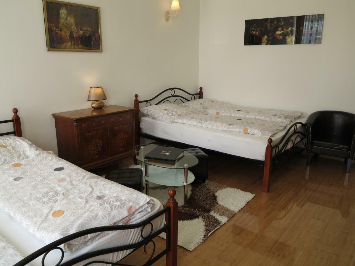 וינה Small Luxury Kapitol Apartment מראה חיצוני תמונה