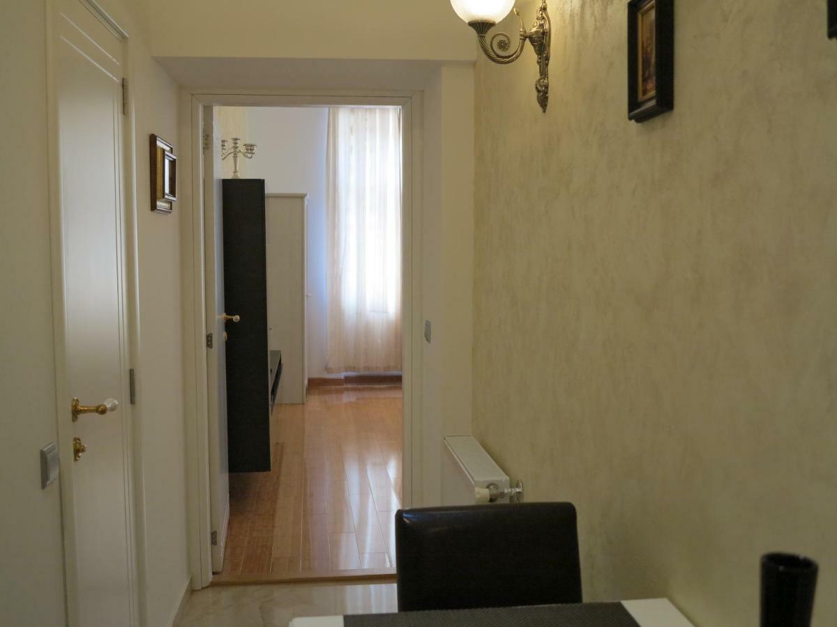 וינה Small Luxury Kapitol Apartment מראה חיצוני תמונה