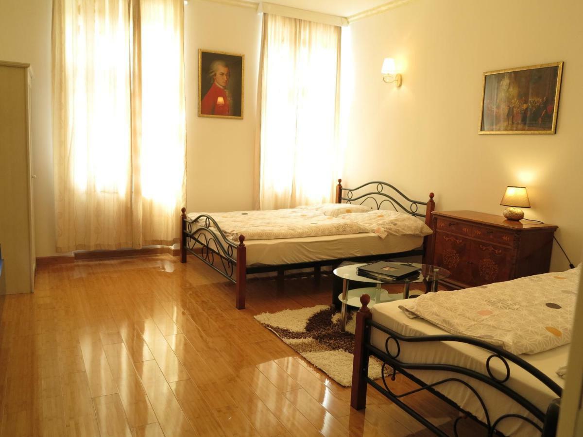 וינה Small Luxury Kapitol Apartment מראה חיצוני תמונה