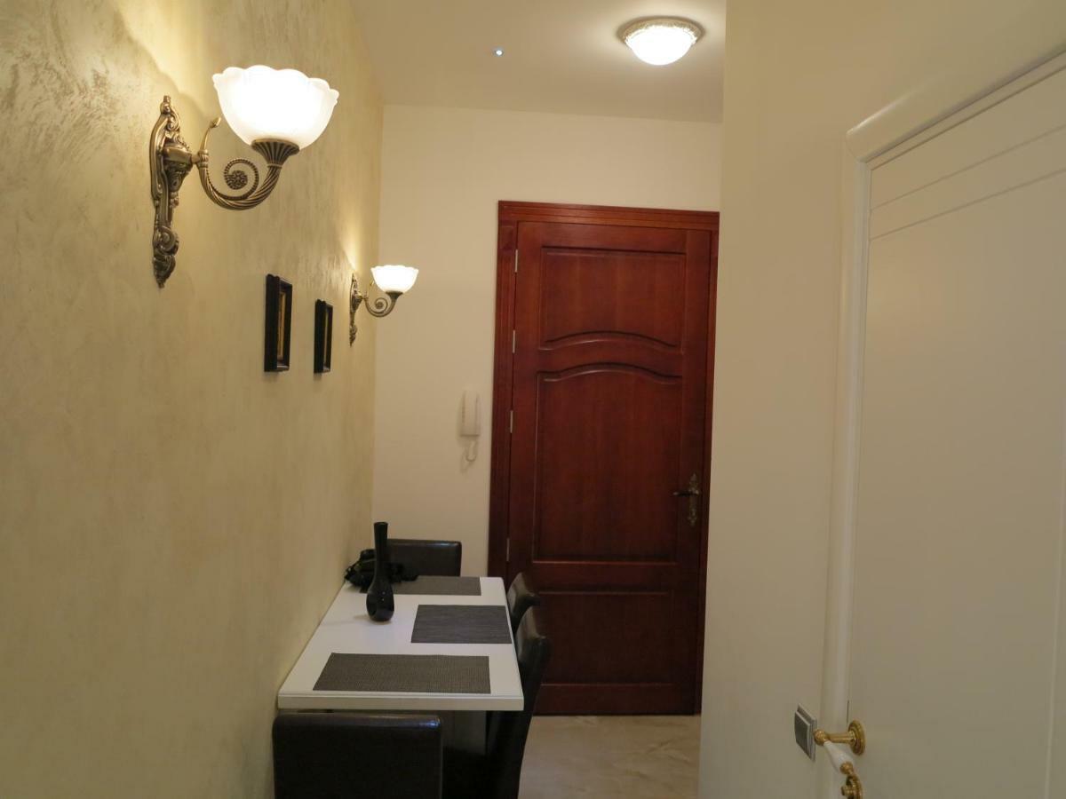 וינה Small Luxury Kapitol Apartment מראה חיצוני תמונה