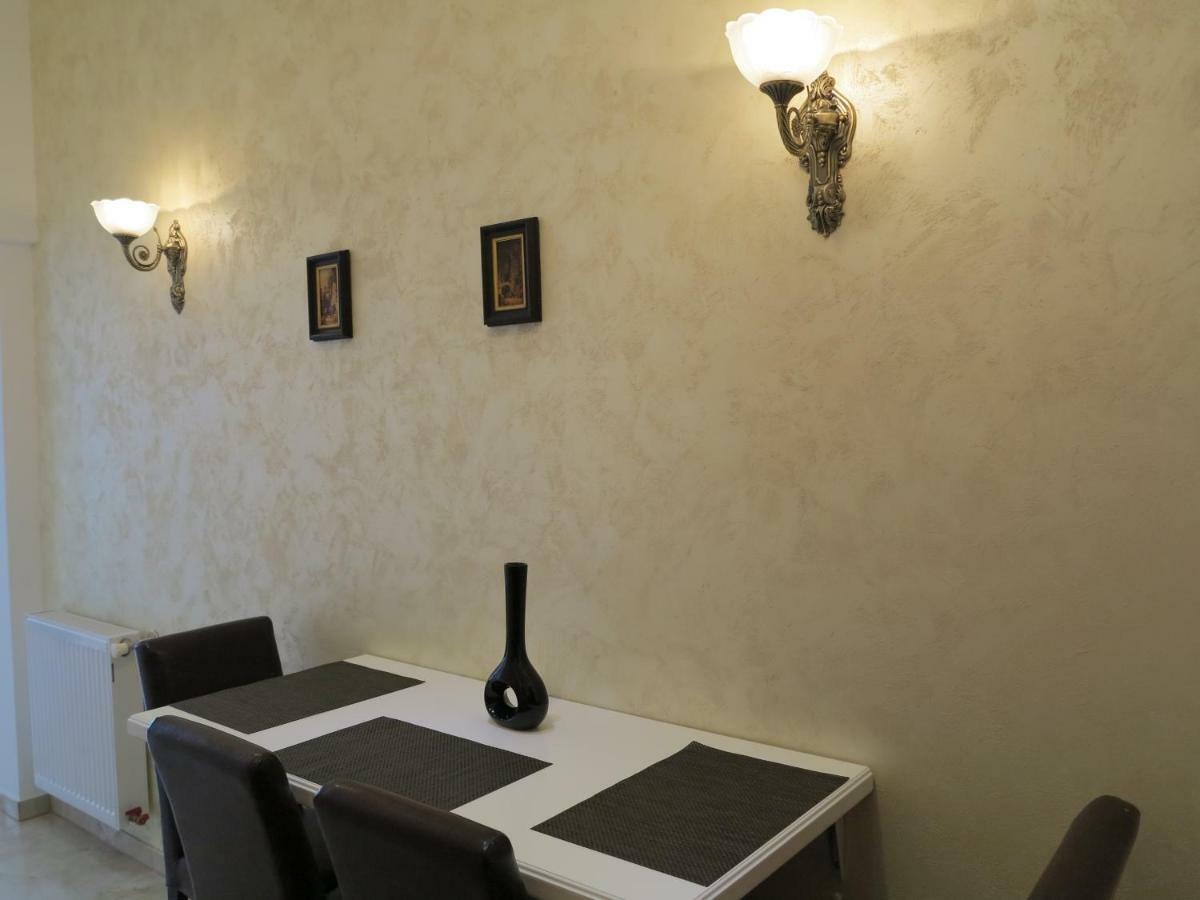 וינה Small Luxury Kapitol Apartment מראה חיצוני תמונה