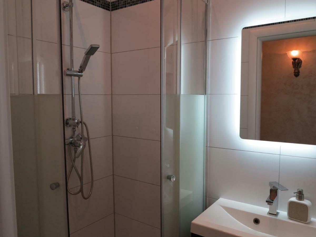 וינה Small Luxury Kapitol Apartment מראה חיצוני תמונה