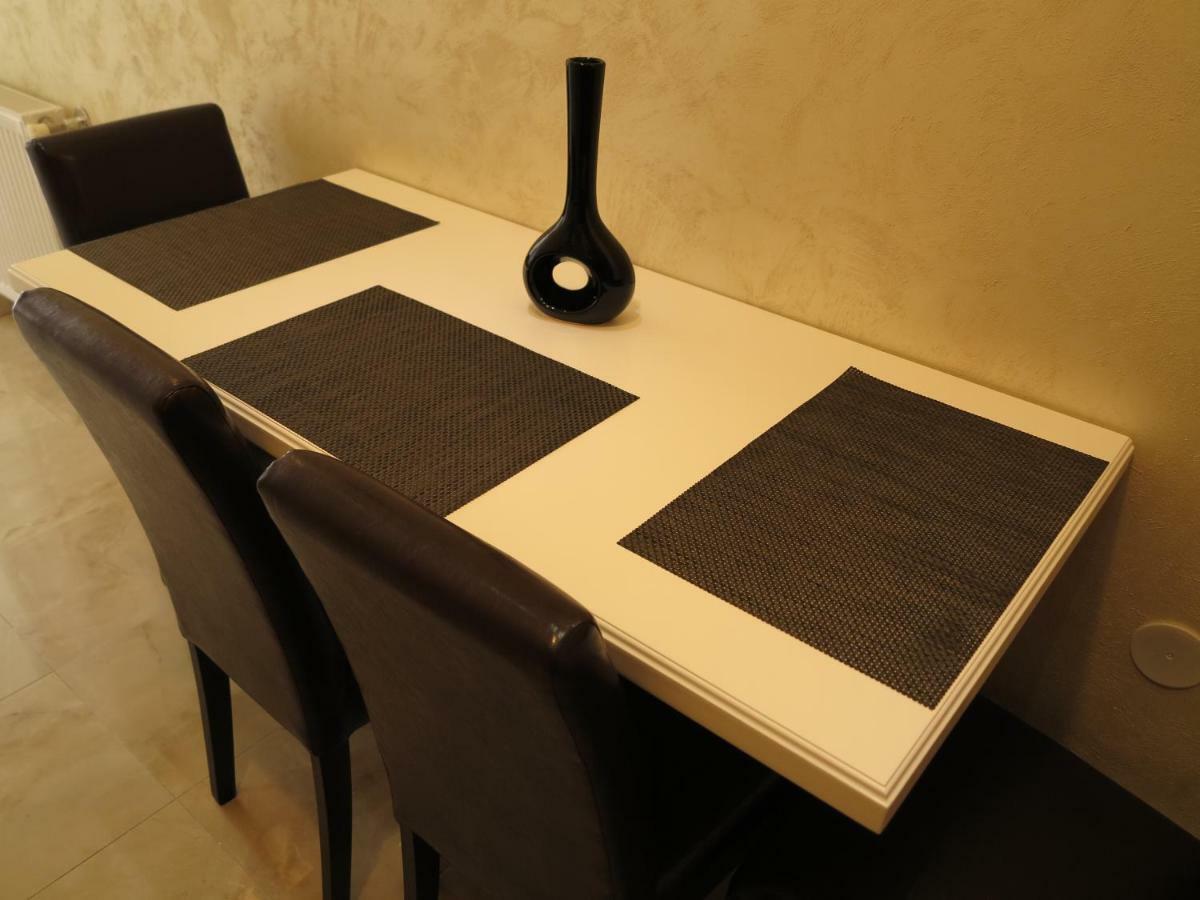 וינה Small Luxury Kapitol Apartment מראה חיצוני תמונה