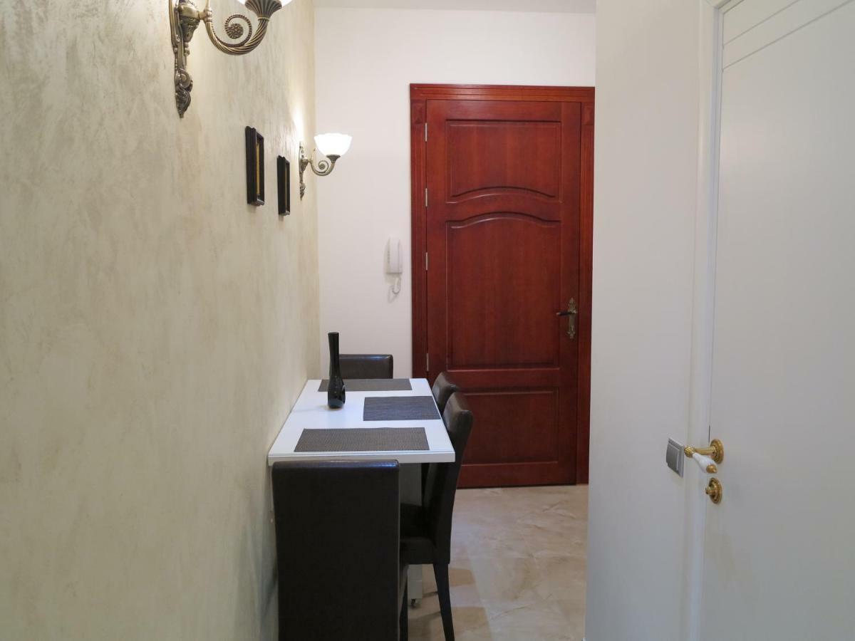 וינה Small Luxury Kapitol Apartment מראה חיצוני תמונה