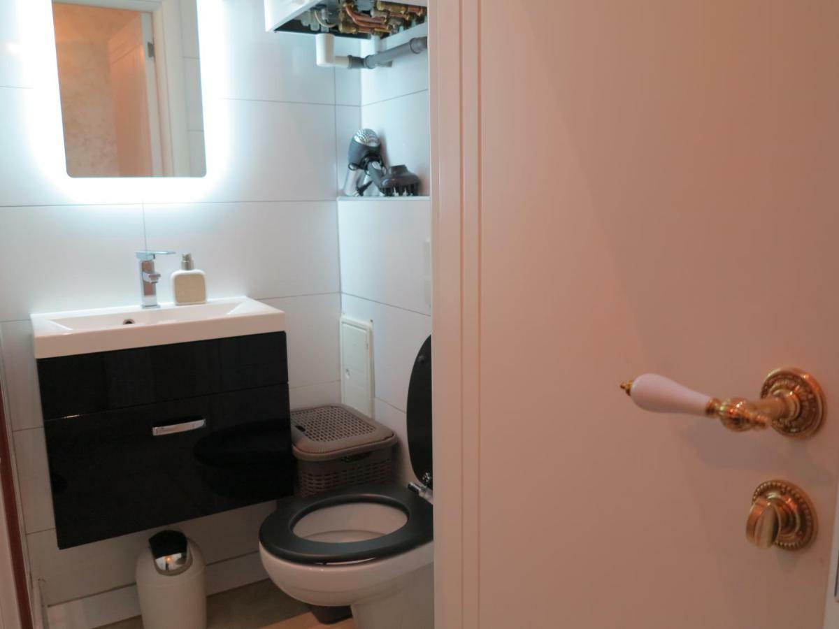 וינה Small Luxury Kapitol Apartment מראה חיצוני תמונה
