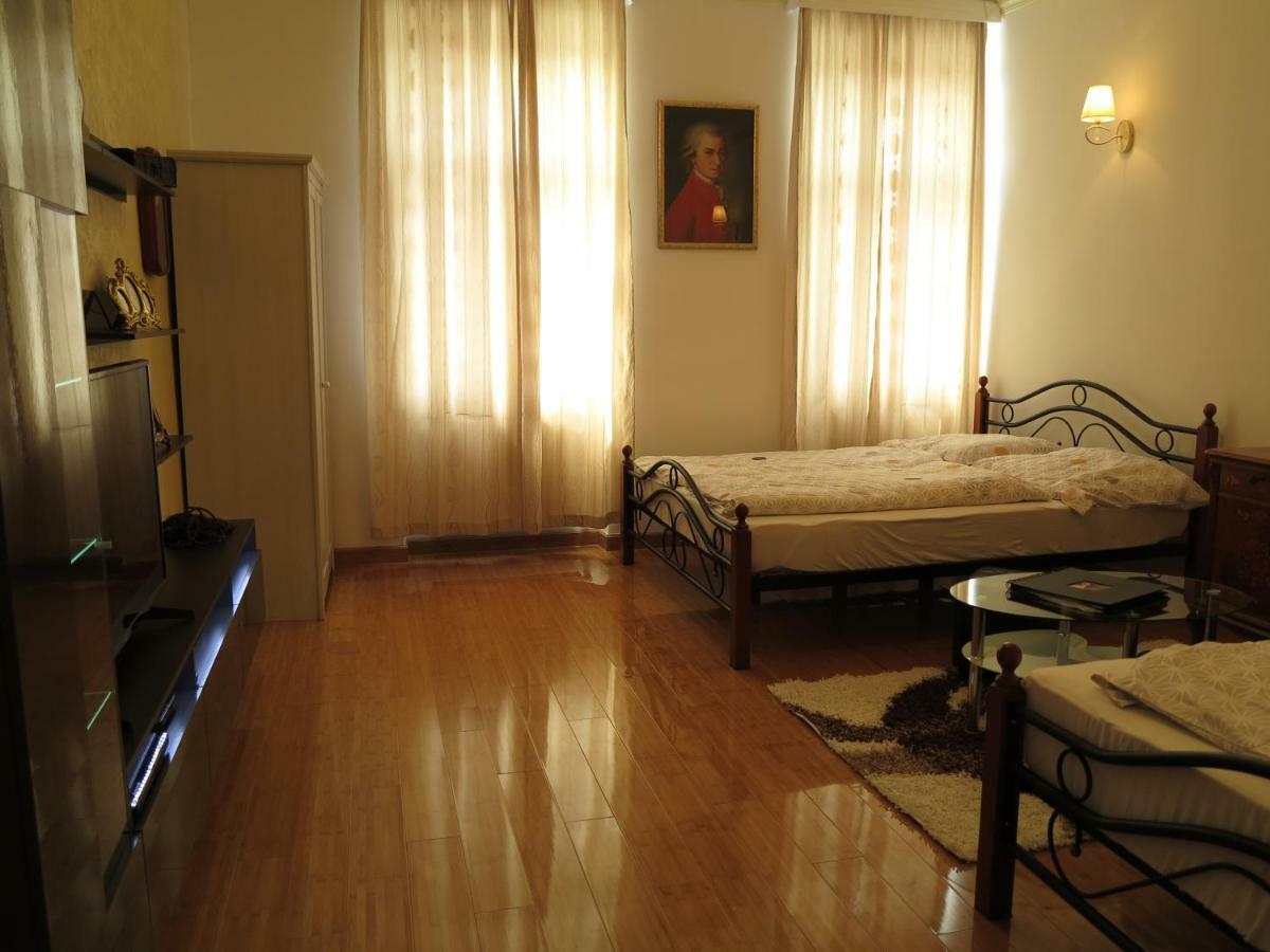 וינה Small Luxury Kapitol Apartment מראה חיצוני תמונה